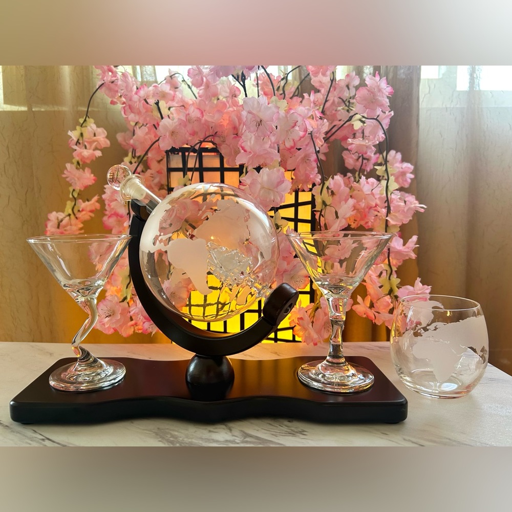 Whiskey Decanter Globe w/ glasses